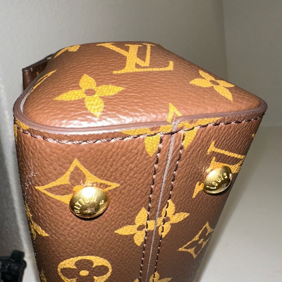 100% Authentic “Cluny Mini” Louis VuittonMonogram Satchel. Excellent Condition - Picture 9 of 14